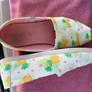 Tom’s pineapple shoes